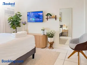 Chic 1BR Near Faena Walk to Beach Sleeps 4 - Image 2