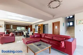 Captivating 3 BR Villa 360º Sea & Mountain Views - Near Kyparissia, Messinias - Image 1