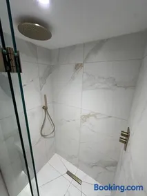 Elegant 2 bed Penthouse in Leyburn - Image 2