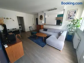 Spacious 1 bedroom apartment near Paris - Image 4