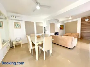 Sunny Pool House - Image 4