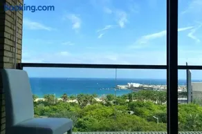 Sea views & city skyline - Image 4
