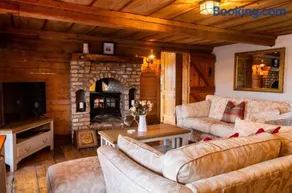 Lakeland Lodge 400 year old Bavarian Lodge with Private Hot Tub Pet Friendly - Image 2