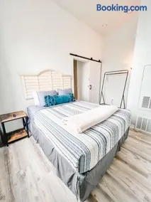 2BR Top Floor Suite Free Parking - Conv Center - Image 1