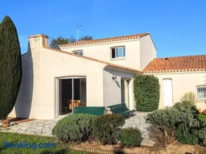Maison spacieuse à Olonne-sur-Mer avec jardin clos, proche plages et commerces, idéale familles - Image 1