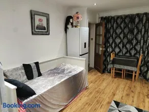 GRAVESEND - BEAUTIFUL Studio - Image 2