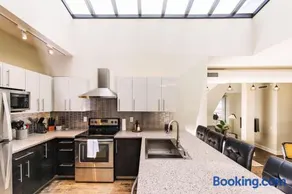Downtown Luxury 2BR Penthouse Loft - Sleeps 8-9 - Image 1