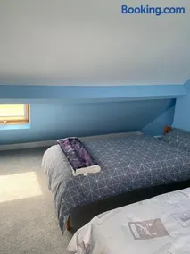 Top of Family Occupied House Double Room with Free Parking in York - Image 4