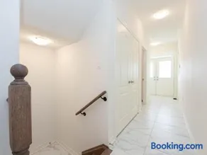 Stylish Home in Waterdown - Image 2
