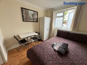 Huge and affordable 3 bedroom flat in Hammersmith for 7 people with welcome breakfast - Image 5