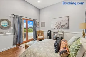Hamptons Romantic Waterfront Queen Suite - Image 2