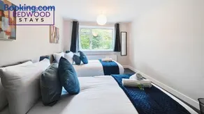 3-Bedroom Serviced House, Free Parking for 2 Cars, Free WiFi By Redwood Stays - Image 3