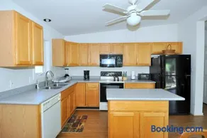 Cacapon Connected - Wifi, Fire Pit, Game Room, King Bed, Deck, Grill, Fireplace, Pet Friendly, Garage for mountain bike storage - Image 4