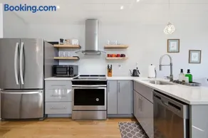 Walk to Beach Chic Modern-Metro Vacay Home & Deck - Image 3