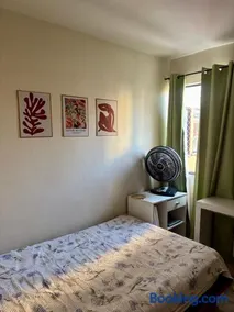 Alugo quarto privado em apartamento - Image 2