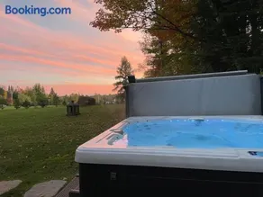 Magnificent Riverside Bright Chalet with Spa - Image 3