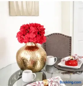 PINK POUI Spaces Vacation Rentals - Image 4