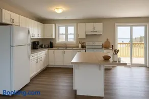 BizLodge Napanee Hillside Bayview Group And Family - Image 3