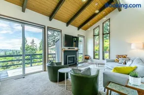 3 min to UO with amazing views! Central to all! - Image 4