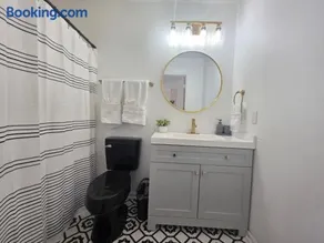 Spacious 3BR Retreat Perfect for Groups Near Downtown - Image 3