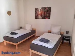 Zentrale 2 Zimmer Wohnungen für Gruppen & Monteure fußläufig zur Elbe & Shoppingcenter - Image 2