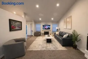 Entire Upper Home with Fast Wi-Fi - 20 Min from SEATAC Airport, Free Parking - Image 2