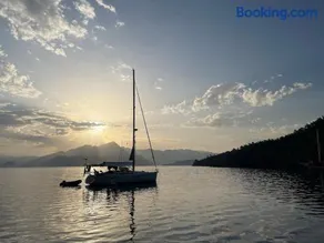 2-cottage yacht with 2 showers - Image 3