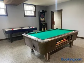 School House Inn, 10 Bed, 4 Bath, Sleeps 18, Game Room, Jetted Tub - Image 3