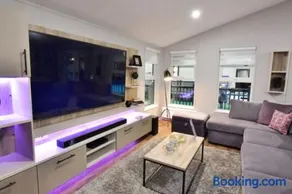 Bay Tree Lodge: Lakeside lodge w/hot tub & cinema surround sound - Image 5