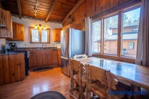 Stylishly 2 Bedroom House - Traditional Cabin - Lake View - Smart TV - CB05 - Image 4
