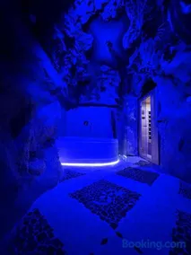 Luxury Cave Suite with Private Jacuzzi & Sauna - Image 3