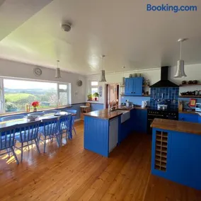 Three Gables, West Wight village house, Sleeps 10 - Image 2