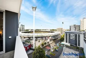 Boho Retreat Apartment - Walk to Gabba Stadium - Free Parking - Image 1