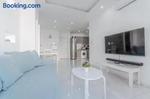Finikoudes Beachside Retreat - Image 2