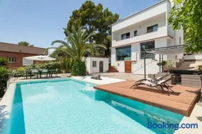 Moderna villa con piscina y amplio jardín - Image 1