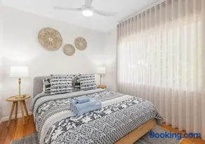 The Shack- Walk to beach, sleeping 4, fireplace, pet friendly! - Image 5