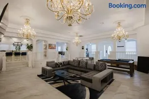Stunning 6BR Victorian Sleeps 25 - Image 5