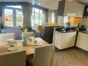 15 Sherringham Hot Tub Large garden Parking - Image 2