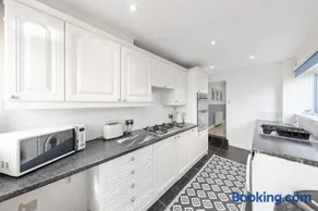 Garden House With Parking By Kindred Accommodation Business Stays Swanscombe - Image 4