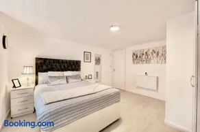 Large One Bedroom Apartments Southsea Sleeps 3 - Free Parking - Image 4