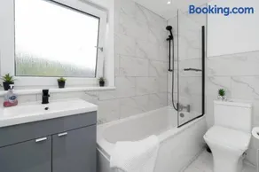 Contractor & Family Friendly House - Sleeps 8 - FREE Parking and Fast Wi-Fi - Image 3