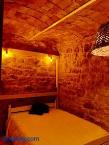 Chambre atypique dans une cave voutée avec petit déjeuner - Image 3