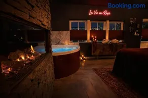 Wellness Tuin Horst Noord Limburg - Suite met Indoor Jacuzzi en Openhaard en privé Sauna - in Romantische stijl - Gratis Fles Prosecco & Leuke Partner connect box ! - Ultieme Partner Beleving - Image 4