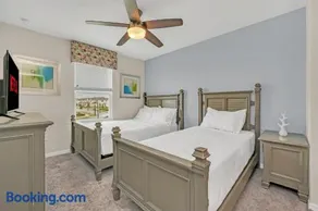Solara Villa I 1 Minute Walk from Amenities - Image 3