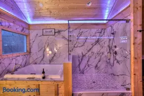 Brand New Luxury Cabin Full of Amenities - Image 1
