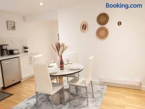 Cozy suite, Free WIFI , Free Parking - Image 1