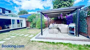 The Bush Residence, Shepperton - Two Ground Floor Guest Bedrooms - Image 5