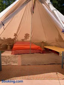 Tente cloche dans un jardin naturel et bucolique - Image 3