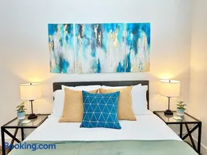 Bright 2 Bed 2 Bath with Views Walk to the Beach DTSM - Image 5