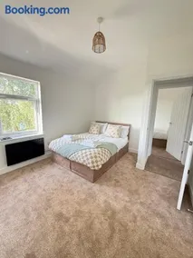 3 Bed House Contractors Welcome Free Parking WiFi - Image 4